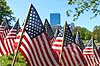 Memorial day. Skov af sm� flag ved Soldiers and Sailors Monument i Boston Common p� Memorial Day, som er en helligdag i USA, hvor man mindes dem, som er faldet under tjeneste i landets v�bnede styrker. Helligdagen afholdes hvert �r den sidste mandag i maj.Mange mindes ogs� bare dem man har mistet gennem tiden, som ikke n�dvendigvis d�de under krigen  Boston / Massachusetts USA   Stars and Stribes