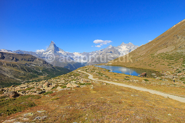 Matterhorn. Det ikoniske bjerg Matterhorn og bjergs�en Stellisee; ; Zermatt; Schweiz; ; ; Alperne, bjerglandskab, Alpelandskab, bjergvandring