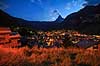 Matterhorn og Zermatt. Zermatt og Matterhorn i skumringen med m�nen p� vej til at g� ned bag bjerget  Zermatt Schweiz   Alperne, bjerglandskab, Alpelandskab