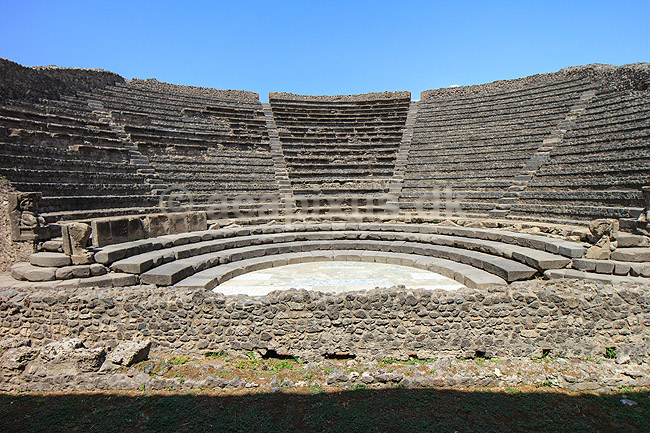 Pompeji. Teatro Piccolo - Det Lille Teater - i Pompeji; ; Pompeji / Pompei / Pompeii / Napoli / Campania; Italien; ; ; Ark�ologi, vulkaner, vulkanudbrud, pyroplastisk flow, pyroplasma, Vesuvius, Vesuv, naturkatastrofer, turistsev�rdigheder, sev�rdigheder, turisme, Romerriget, romerne, ruiner, ruinbyer