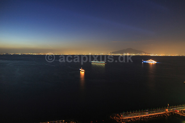 Vesuv. Vulkanen Vesuv med Napoli i forgrunden i aftenskumringen set fra Sorrento; ; Sorrento / Napoli / Campania; Italien; ; ; Landskaber, vulkaner, vulkanudbrud