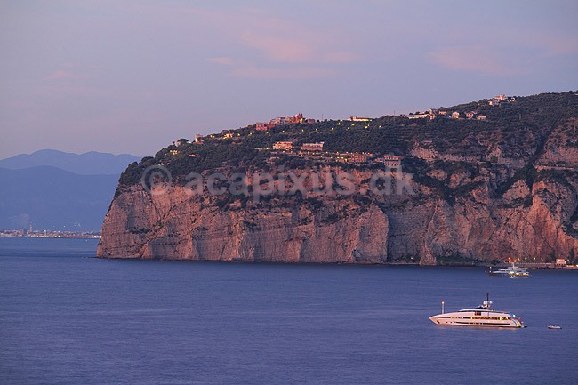 Sorrento halv�en. Solens sidste str�ler skinner p� Sorrento halv�en ved Montechiaro; ; Sorrento / Napoli / Campania; Italien; ; ; solnedgange, Middelhavet
