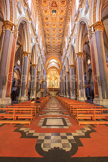 Chiesa di San Domenico Maggiore. Kirkerummet i San Domenico Maggiore kirken i Napoli; ; Napoli / Campania; Italien; ; ; Religion, kristendom, kirker