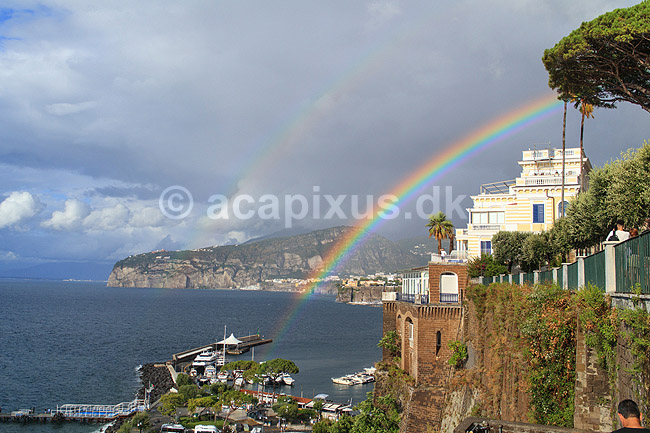 Porto di Sorrento. Regnbue over Porto di Sorrento og Sorrento halv�en; ; Sorrento / Napoli / Campania; Italien; ; ; Regnbuer