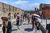 Pompeji. Turister p� Via dell Abbondanza i Pompeji  Pompeji / Pompei / Pompeii / Napoli / Campania Italien   Ark�ologi, vulkaner, vulkanudbrud, pyroplastisk flow, pyroplasma, Vesuvius, Vesuv, naturkatastrofer, turistsev�rdigheder, sev�rdigheder, turisme, Romerriget, romerne, ruiner, ruinbyer