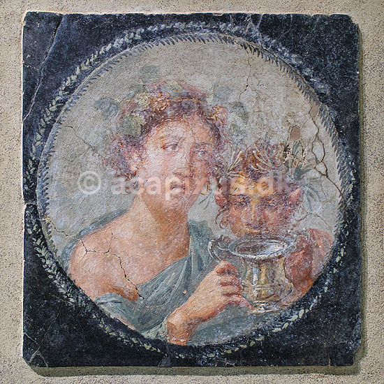 Maenad og satyr. Maenad og en ung satyr holder et s�lvb�ger og drikker vin; ; Pompeji / Pompei / Pompeii / Napoli / Campania; Italien; ; ; Ark�ologi, vulkaner, vulkanudbrud, pyroplastisk flow, pyroplasma, Vesuvius, Vesuv, naturkatastrofer, turistsev�rdigheder, sev�rdigheder, turisme, Romerriget, romerne, ruiner, ruinbyer