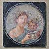 Maenad og satyr. Maenad og en ung satyr holder et s�lvb�ger og drikker vin  Pompeji / Pompei / Pompeii / Napoli / Campania Italien   Ark�ologi, vulkaner, vulkanudbrud, pyroplastisk flow, pyroplasma, Vesuvius, Vesuv, naturkatastrofer, turistsev�rdigheder, sev�rdigheder, turisme, Romerriget, romerne, ruiner, ruinbyer
