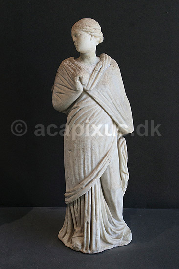 Erato. Musen Erato fra fra House of Loreius Tiburtinus / Casa di Loreio Timurtino udstillet i Palestra Grande i Pompeji; ; Pompeji / Pompei / Pompeii / Napoli / Campania; Italien; ; ; Ark�ologi, vulkaner, vulkanudbrud, pyroplastisk flow, pyroplasma, Vesuvius, Vesuv, naturkatastrofer, turistsev�rdigheder, sev�rdigheder, turisme, Romerriget, romerne, ruiner, ruinbyer