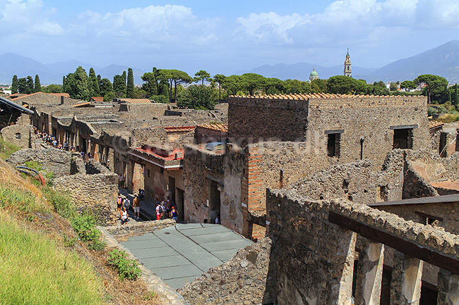 Pompeji. Udsigt over huse og gader i Pompeji set fra Casina dell'Aquila; ; Pompeji / Pompei / Pompeii / Napoli / Campania; Italien; ; ; Ark�ologi, vulkaner, vulkanudbrud, pyroplastisk flow, pyroplasma, Vesuvius, Vesuv, naturkatastrofer, turistsev�rdigheder, sev�rdigheder, turisme, Romerriget, romerne, ruiner, ruinbyer