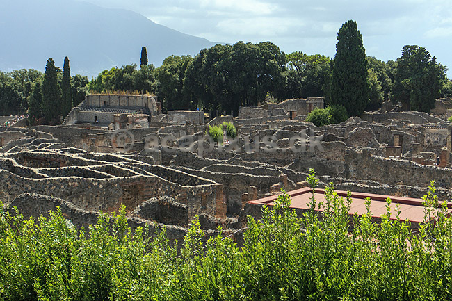 Pompeji. Udsigt over huse og gader i Pompeji set fra Casina dell'Aquila; ; Pompeji / Pompei / Pompeii / Napoli / Campania; Italien; ; ; Ark�ologi, vulkaner, vulkanudbrud, pyroplastisk flow, pyroplasma, Vesuvius, Vesuv, naturkatastrofer, turistsev�rdigheder, sev�rdigheder, turisme, Romerriget, romerne, ruiner, ruinbyer
