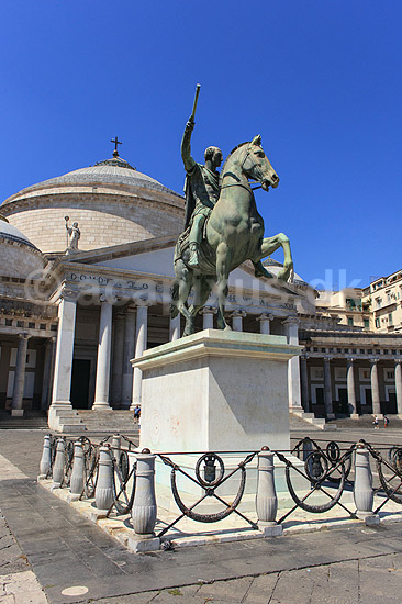 San Francesco di Paola kirken. Rytterstatue af Carlo III foran Basilica Reale Pontificia San Francesco da Paola p� Piazza del Plebiscito i Napoli; ; Napoli / Campania; Italien; ; Sev�rdigheder; Religion, kristendom, kirker