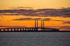 Solopgang over �resundsbroen. �resundsbroen med solopgang i baggrunden set fra Drag�r Fort  Drag�r Danmark  Sev�rdigheder Bj�lkebro og skr�stagsbro, bro, broer, brobyggeri, broforbindelse, brokonstruktion, b�lt, b�lter, Dansk-Svenske forbindelse, farvand, h�ngebro, h�jbro, infrastruktur, jernbaneforbindelse, modlysbilleder, motorvej, pendling, pendlere, silhuet, solen, solenergi, solopgange, str�de, Sund & B�lt, Svensk-danska Brof�rbindelsen, SVEDAB, Sverigesforbindelse, trafik, transport, vej, veje, �resund, �resundsbro Konsortiet, �resundsbroen, �resundsbron, �resundsforbindelsen 