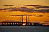 Solopgang over �resundsbroen. �resundsbroen med solopgang i baggrunden set fra Drag�r Fort  Drag�r Danmark  Sev�rdigheder Bj�lkebro og skr�stagsbro, bro, broer, brobyggeri, broforbindelse, brokonstruktion, b�lt, b�lter, Dansk-Svenske forbindelse, farvand, h�ngebro, h�jbro, infrastruktur, jernbaneforbindelse, modlysbilleder, motorvej, pendling, pendlere, silhuet, solen, solenergi, solopgange, str�de, Sund & B�lt, Svensk-danska Brof�rbindelsen, SVEDAB, Sverigesforbindelse, trafik, transport, vej, veje, �resund, �resundsbro Konsortiet, �resundsbroen, �resundsbron, �resundsforbindelsen 