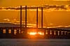 Solopgang over �resundsbroen. �resundsbroen med solopgang i baggrunden set fra Drag�r Fort  Drag�r Danmark  Sev�rdigheder Bj�lkebro og skr�stagsbro, bro, broer, brobyggeri, broforbindelse, brokonstruktion, b�lt, b�lter, Dansk-Svenske forbindelse, farvand, h�ngebro, h�jbro, infrastruktur, jernbaneforbindelse, modlysbilleder, motorvej, pendling, pendlere, silhuet, solen, solenergi, solopgange, str�de, Sund & B�lt, Svensk-danska Brof�rbindelsen, SVEDAB, Sverigesforbindelse, trafik, transport, vej, veje, �resund, �resundsbro Konsortiet, �resundsbroen, �resundsbron, �resundsforbindelsen 