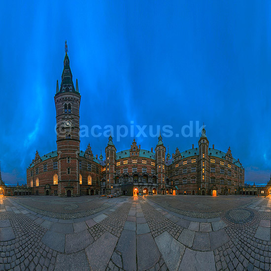Frederiksborg Slot. Den indre g�rdsplads p� Frederiksborg Slot kan i 2023 ses i skumrings belysning eller magic hour grundet forl�ngede �bningstider. 360 graders panorama; ; Hiller�d; Danmark; ; sev�rdigheder; Hiller�dsholm G�rd, slotte, arkitektur, borge, panoramaer, Kongeslot, ren�ssance slot, Det National Historiske Museum, Hans van Steenwinckel den yngre, Frederik 2, Christian 4