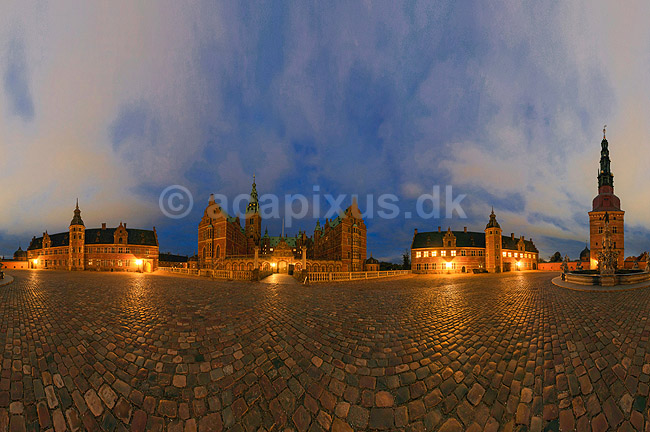Frederiksborg Slot. Den ydre g�rdsplads p� Frederiksborg Slot - 360 graders panorama; ; Hiller�d; Danmark; ; sev�rdigheder; Hiller�dsholm G�rd, slotte, arkitektur, borge, panoramaer, Kongeslot, ren�ssance slot, Det National Historiske Museum, Hans van Steenwinckel den yngre, Frederik 2, Christian 4
