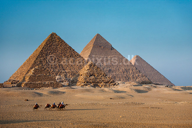 Giza pyramiderne. Kameler foran Giza pyramiderne. Fra venstre Mycerinus, Chephren og Cheops ( redevelop af KOL12274 ) ; ; Giza / Cairo; Egypten; Afrika; ; Pyramide, pyramider, farao, pharao, pharaoer, gudekonge, ark�ologi, kulturhistorie, verdensarv, gravkammer, Gr�ske navne = Kheops, Khefren og Mykerinos. Egyptiske navne = Khufu, Khafra og Menkaura 