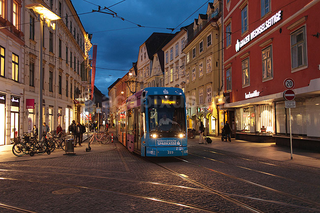 Graz. Sporvogn i Sackstrasse i Graz; ; Sackstra�e / Graz; �strig; ; Sev�rdigheder; Bybilleder, skumring, offentlig transport, sporvogne, tog