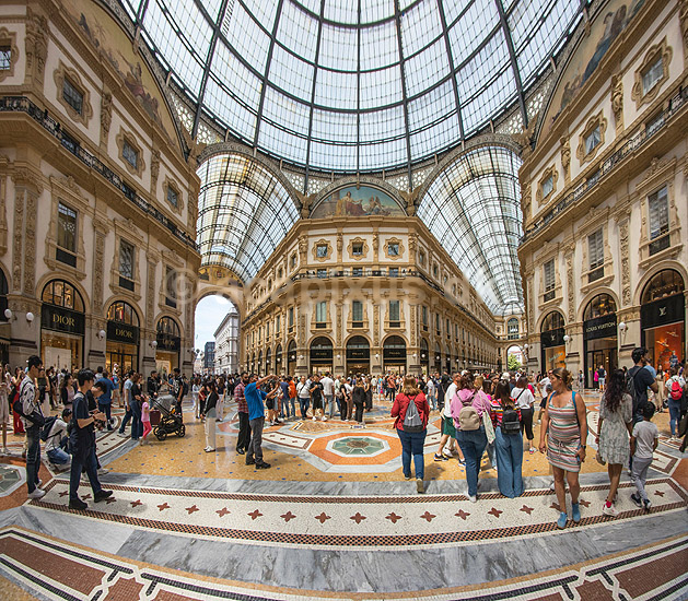 Galleria Vittorio Emanuele II i Malano. Handelsarkaden Galleria Vittorio Emanuele II fyldt med dyre modebutikker i Milano; ; Galleria Vittorio Emanuele II i Malano / Milano; Italien; ; Sev�rdigheder; Handel, shopping, mode