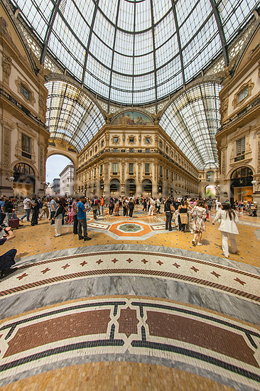 Galleria Vittorio Emanuele II i Malano. Handelsarkaden Galleria Vittorio Emanuele II fyldt med dyre modebutikker i Milano; ; Galleria Vittorio Emanuele II i Malano / Milano; Italien; ; Sev�rdigheder; Handel, shopping, mode