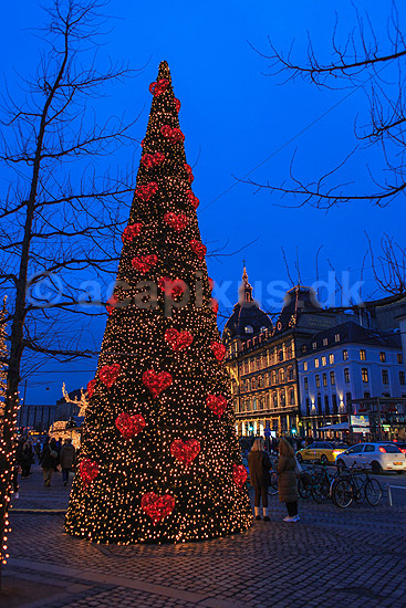 Julemarked p� Kongens Nytorv. Juletr� med r�de hjerter til Julemarked p� Kongens Nytorv - i baggrunden Magasin du Nord; ; Kongens Nytorv / K�benhavn; Danmark; ; Sev�rdigheder; Handel, julemarkeder, juleudsmykning, julestemning