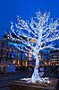 Julemarked p� Kongens Nytorv. Juleudsmykning til Julemarked p� Kongens Nytorv - i baggrunden Hotel D Angleterre  Kongens Nytorv / K�benhavn Danmark  Sev�rdigheder Handel, julemarkeder, juleudsmykning, julestemning