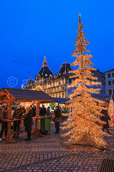 Julemarked p� Kongens Nytorv. Juletr� med lys til Julemarked p� Kongens Nytorv - i baggrunden Magasin du Nord; ; Kongens Nytorv / K�benhavn; Danmark; ; Sev�rdigheder; Handel, julemarkeder, juleudsmykning, julestemning