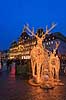 Julemarked p� Kongens Nytorv. Juleudsmykning af lysende rensdyr til Julemarked p� Kongens Nytorv - i baggrunden Magasin du Nord  Kongens Nytorv / K�benhavn Danmark  Sev�rdigheder Handel, julemarkeder, juleudsmykning, julestemning