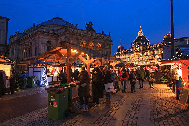 Julemarked p� Kongens Nytorv. Juleudsmykning til Julemarked p� Kongens Nytorv - i baggrunden Det Kongelige Teater og Magasin du Nord; ; Kongens Nytorv / K�benhavn; Danmark; ; Sev�rdigheder; Handel, julemarkeder, juleudsmykning, julestemning