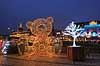 Julemarked p� Kongens Nytorv. Juleudsmykning af lysende bamse til Julemarked p� Kongens Nytorv - i baggrunden Magasin du Nord og Hotel D Angleterre  Kongens Nytorv / K�benhavn Danmark  Sev�rdigheder Handel, julemarkeder, juleudsmykning, julestemning