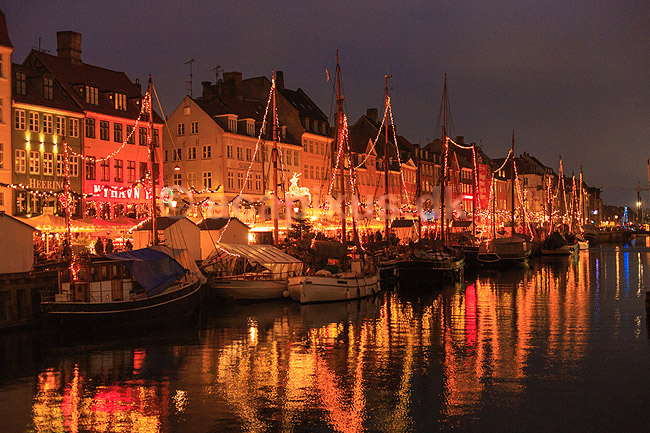 Julemarked p� Nyhavn. Juleudsmykning til Julemarked p� Nyhavn; ; Nyhavn / K�benhavn; Danmark; ; Sev�rdigheder; Handel, julemarkeder, juleudsmykning, julestemning