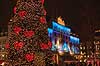 Julemarked p� Kongens Nytorv. Juletr� med r�de hjerter til Julemarked p� Kongens Nytorv - i baggrunden Hotel D Angleterre  Kongens Nytorv / K�benhavn Danmark  Sev�rdigheder Handel, julemarkeder, juleudsmykning, julestemning