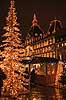 Julemarked p� Kongens Nytorv. Juletr� med lys til Julemarked p� Kongens Nytorv - i baggrunden Magasin du Nord  Kongens Nytorv / K�benhavn Danmark  Sev�rdigheder Handel, julemarkeder, juleudsmykning, julestemning
