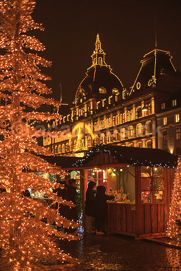Julemarked p� Kongens Nytorv. Juletr� med lys til Julemarked p� Kongens Nytorv - i baggrunden Magasin du Nord; ; Kongens Nytorv / K�benhavn; Danmark; ; Sev�rdigheder; Handel, julemarkeder, juleudsmykning, julestemning