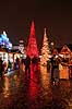 Julemarked p� Kongens Nytorv. Juleudsmykning til Julemarked p� Kongens Nytorv - i baggrunden Hotel D Angleterre  Kongens Nytorv / K�benhavn Danmark  Sev�rdigheder Handel, julemarkeder, juleudsmykning, julestemning