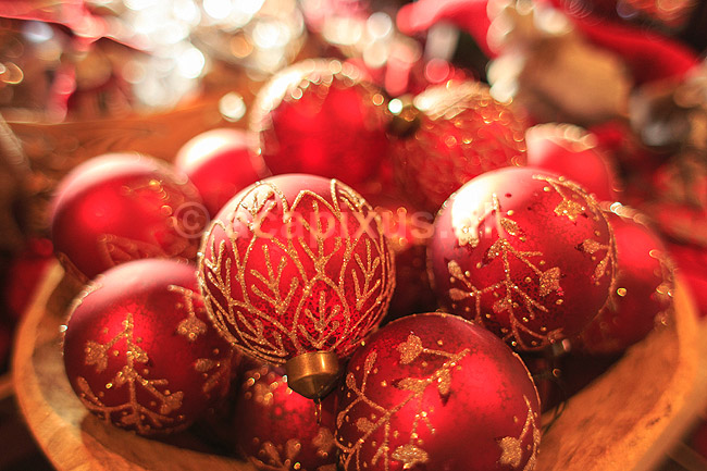 Julepynt i julestue. Julepynt i Vangehus Br�nde julestue til julemarked i Hareskoven; ; V�rl�se; Danmark; ; Sev�rdigheder; Handel, julemarkeder, juleudsmykning, julestemning
