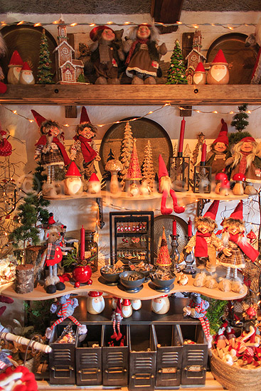 Julepynt i julestue. Julepynt i Vangehus Br�nde julestue til julemarked i Hareskoven; ; V�rl�se; Danmark; ; Sev�rdigheder; Handel, julemarkeder, juleudsmykning, julestemning