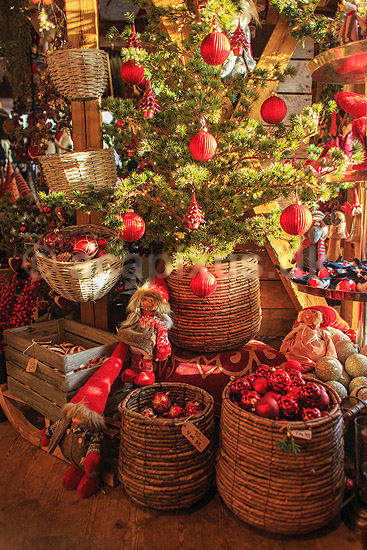 Julepynt i julestue. Julepynt i Vangehus Br�nde julestue til julemarked i Hareskoven; ; V�rl�se; Danmark; ; Sev�rdigheder; Handel, julemarkeder, juleudsmykning, julestemning