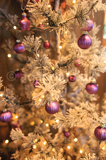 Julepynt i julestue. Julepynt i Vangehus Br�nde julestue til julemarked i Hareskoven; ; V�rl�se; Danmark; ; Sev�rdigheder; Handel, julemarkeder, juleudsmykning, julestemning