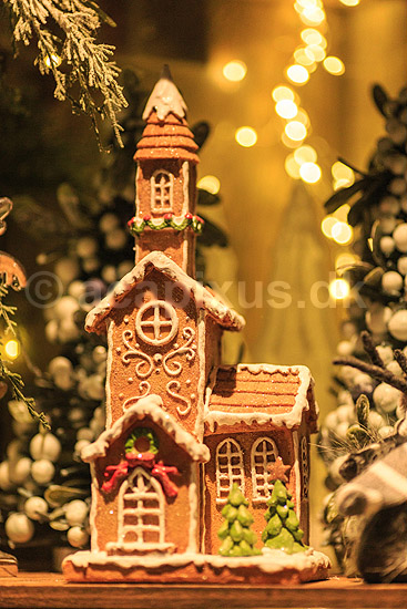 Julepynt i julestue. Julepynt i Vangehus Br�nde julestue til julemarked i Hareskoven; ; V�rl�se; Danmark; ; Sev�rdigheder; Handel, julemarkeder, juleudsmykning, julestemning