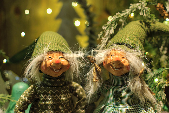 Julepynt i julestue. Julepynt i Vangehus Br�nde julestue til julemarked i Hareskoven; ; V�rl�se; Danmark; ; Sev�rdigheder; Handel, julemarkeder, juleudsmykning, julestemning