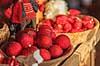 Julepynt i julestue. Julepynt i Vangehus Br�nde julestue til julemarked i Hareskoven  V�rl�se Danmark  Sev�rdigheder Handel, julemarkeder, juleudsmykning, julestemning