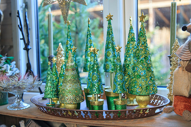 Julepynt i julestue. Julepynt i Vangehus Br�nde julestue til julemarked i Hareskoven; ; V�rl�se; Danmark; ; Sev�rdigheder; Handel, julemarkeder, juleudsmykning, julestemning