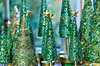 Julepynt i julestue. Julepynt i Vangehus Br�nde julestue til julemarked i Hareskoven  V�rl�se Danmark  Sev�rdigheder Handel, julemarkeder, juleudsmykning, julestemning