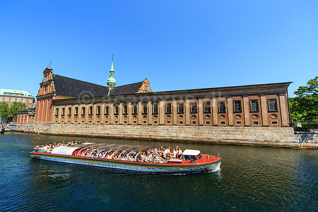 Holmens Kirke. Turister p� kanalrundfart foran Holmens Kirke i Holmens Kanal; ; K�benhavn; Danmark; ; ; Kirker