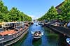 Christianshavns Kanal. Motorb�d i Christianshavns Kanal med Overgaden Neden Vandet og Overgaden Oven Vandet  K�benhavn Danmark   