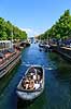 Christianshavns Kanal. Motorb�d i Christianshavns Kanal med Overgaden Neden Vandet og Overgaden Oven Vandet  K�benhavn Danmark   