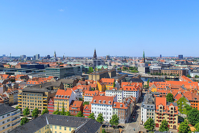 Christianshavn og K�benhavn City. Christianshavn og K�benhavn City set fra Vor Frelser Kirke. Med bla Christiansborg, den nedbr�ndte B�rsen, Den Sorte Diamant, Udenrigsministeriet, Nikolaj Kunsthal og Holmens Kanal; ; Christianshavn / K�benhavn; Danmark; ; sev�rdigheder; Storby, beboelseshuse, lejligheder, etageejendomme, spir, t�rne, Stor K�benhavn