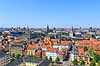 Christianshavn og K�benhavn City. Christianshavn og K�benhavn City set fra Vor Frelser Kirke. Med bla Christiansborg, den nedbr�ndte B�rsen, Den Sorte Diamant, Udenrigsministeriet, Nikolaj Kunsthal og Holmens Kanal  Christianshavn / K�benhavn Danmark  sev�rdigheder Storby, beboelseshuse, lejligheder, etageejendomme, spir, t�rne, Stor K�benhavn