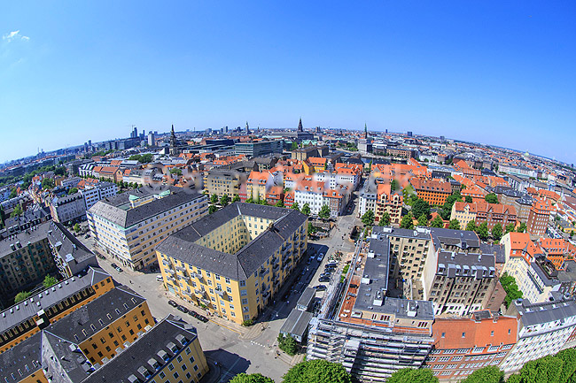 Christianshavn og K�benhavn City. Christianshavn og K�benhavn City set fra Vor Frelser Kirke. Med bla Christiansborg, den nedbr�ndte B�rsen, Den Sorte Diamant, Udenrigsministeriet, Nikolaj Kunsthal og Holmens Kanal; ; Christianshavn / K�benhavn; Danmark; ; sev�rdigheder; Storby, beboelseshuse, lejligheder, etageejendomme, spir, t�rne, Stor K�benhavn